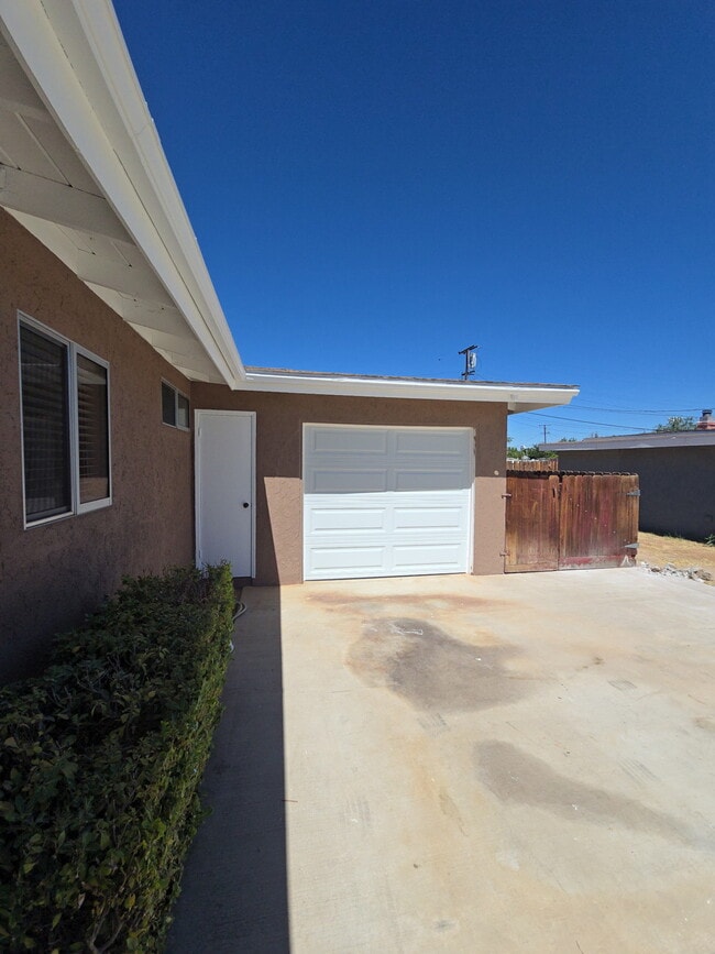15224 Las Piedras Dr in Victorville, CA - Building Photo - Building Photo