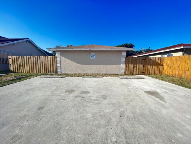 905 9th St-Unit -Unit A in West Palm Beach, FL - Building Photo - Building Photo