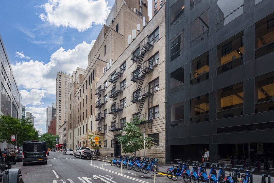 222 E 56th St in New York, NY - Foto de edificio