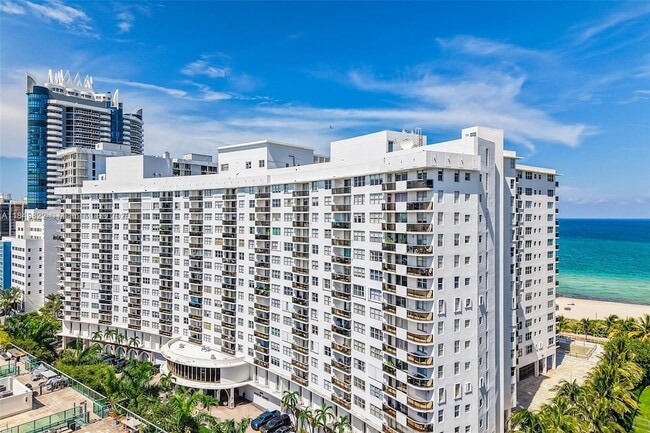 6039 Collins Ave, Unit 936 in Miami Beach, FL - Building Photo - Building Photo