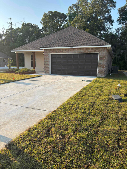 11585 Juban Parc Ave in Denham Springs, LA - Building Photo