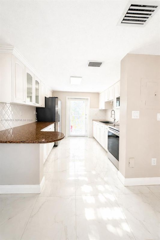 6350 W 22nd Ct in Hialeah, FL - Building Photo - Building Photo