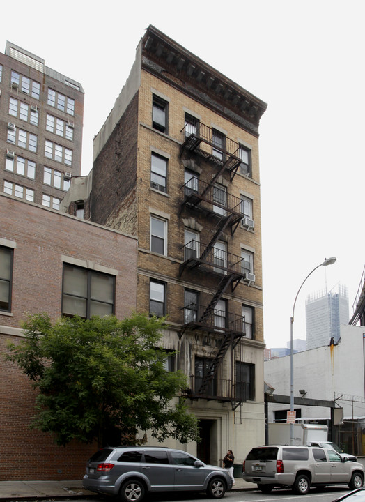 437 W 36th St in New York, NY - Building Photo