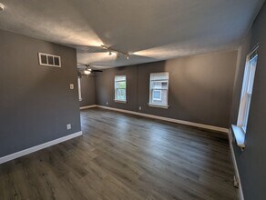 7884 Wayne Ave in University City, MO - Building Photo - Building Photo