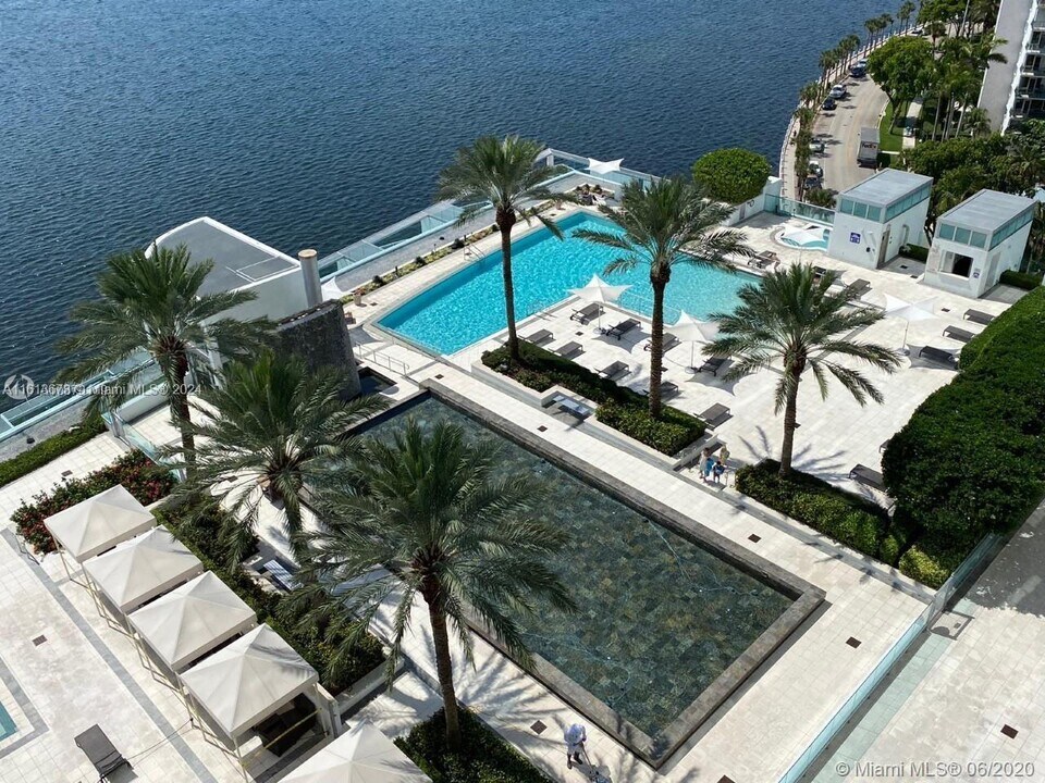 1331 Brickell Bay Dr, Unit 1104 in Miami, FL - Foto de edificio