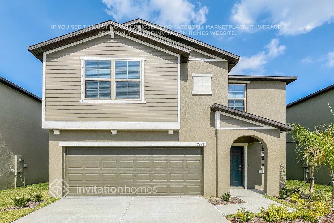 2224 Treesdale Ave in Ruskin, FL - Foto de edificio