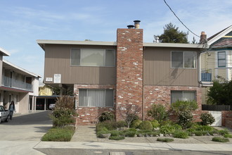 2115 Santa Clara Ave in Alameda, CA - Building Photo - Building Photo