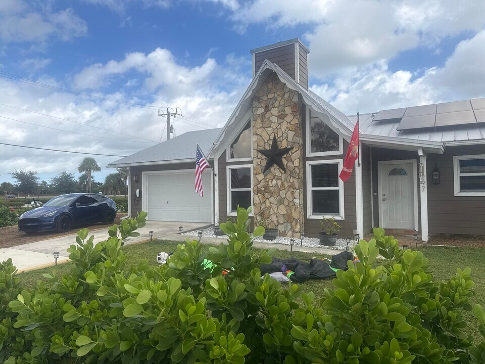 1297 SE Floresta Dr in Port St. Lucie, FL - Building Photo