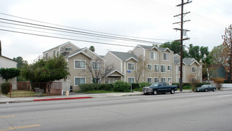 15004 Nordhoff St in North Hills, CA - Foto de edificio - Building Photo