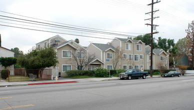 15004 Nordhoff St in North Hills, CA - Building Photo - Building Photo