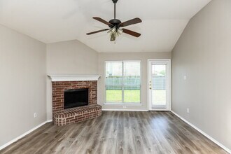 1012 James Donald Ln in Glenn Heights, TX - Foto de edificio - Building Photo