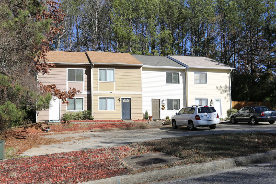 590-596 Northridge Crossing Dr in Atlanta, GA - Building Photo