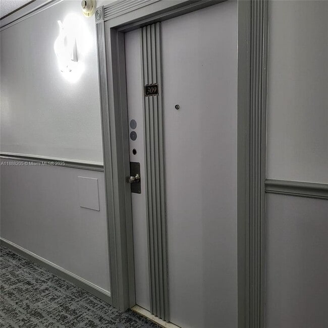 16919 N Bay Rd in Sunny Isles Beach, FL - Foto de edificio - Building Photo