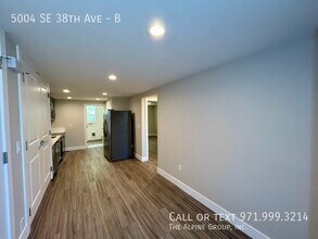 5004 SE 38th Ave in Portland, OR - Building Photo - Building Photo