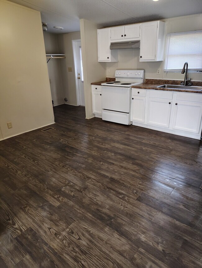 property at 600 Davis Cir