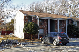 Edgewood Park Apartments in Clinton, MA - Building Photo - Building Photo