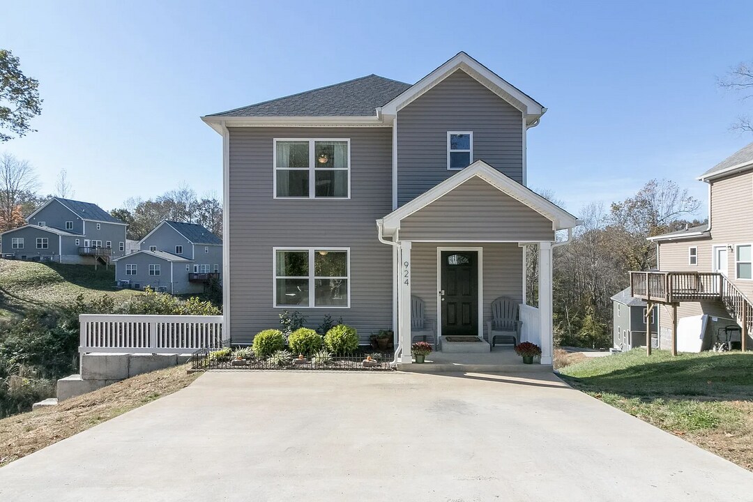 924 E Happy Hollow Dr in Clarksville, TN - Foto de edificio