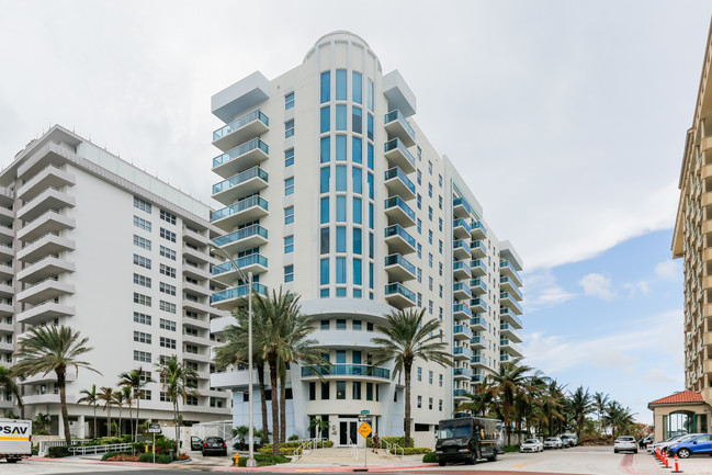 Waverly Surfside Beach in Surfside, FL - Foto de edificio - Building Photo