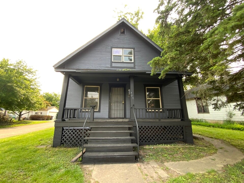 909 N Griffin St in Danville, IL - Building Photo