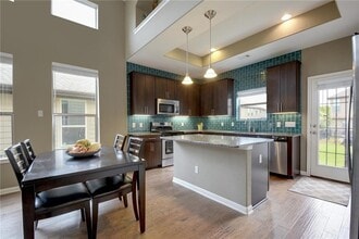 7233 Menchaca Rd in Austin, TX - Building Photo - Building Photo