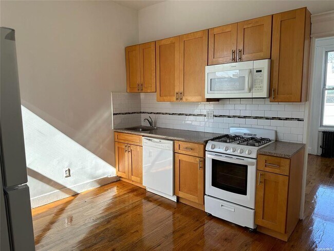 73-23 69th Pl-Unit -2L in Queens, NY - Foto de edificio - Building Photo