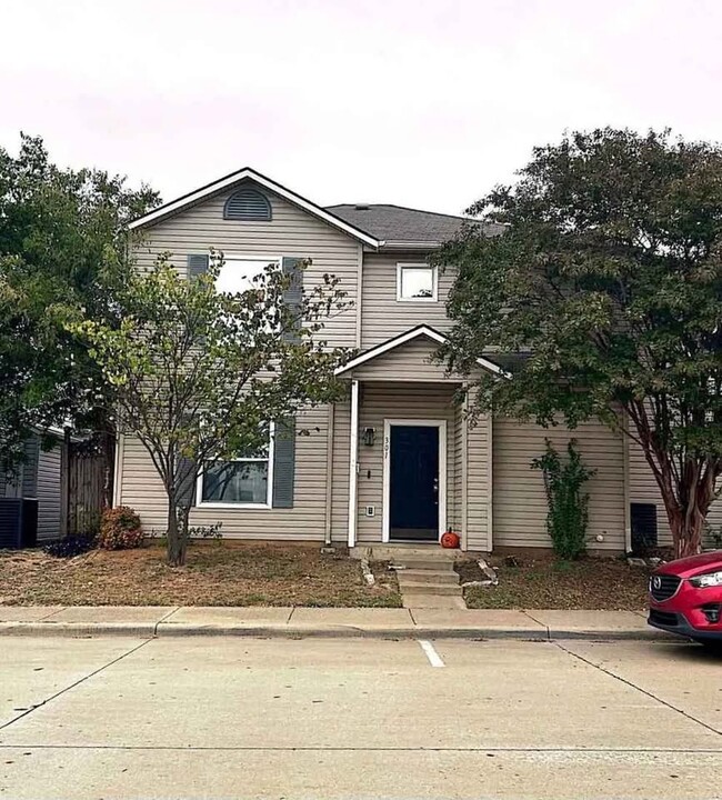 301 Ensenada Plaza in Dallas, TX - Foto de edificio