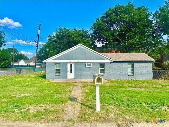 property at 1008 N 4th St