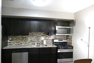 7724 Woodward Ave in Woodridge, IL - Foto de edificio - Building Photo