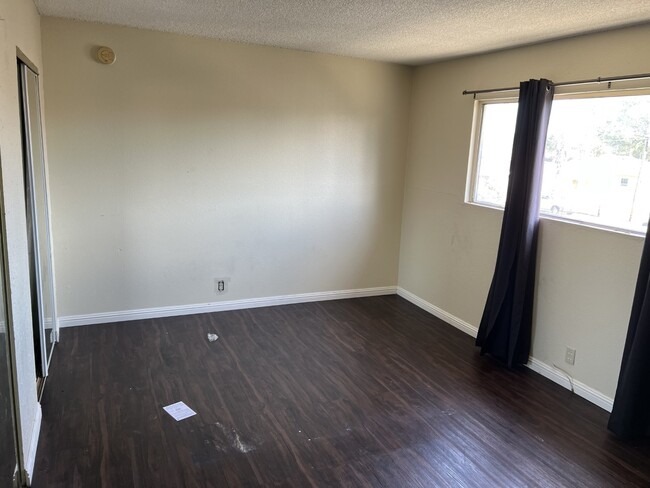 102 E Indigo St in Compton, CA - Building Photo - Interior Photo