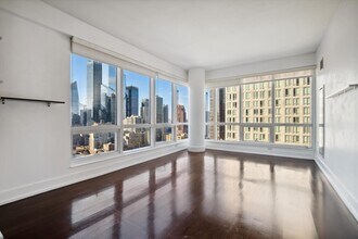 350 W 42nd St in New York, NY - Foto de edificio - Building Photo