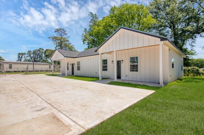 205 Charles St in Cleveland, TX - Building Photo - Building Photo
