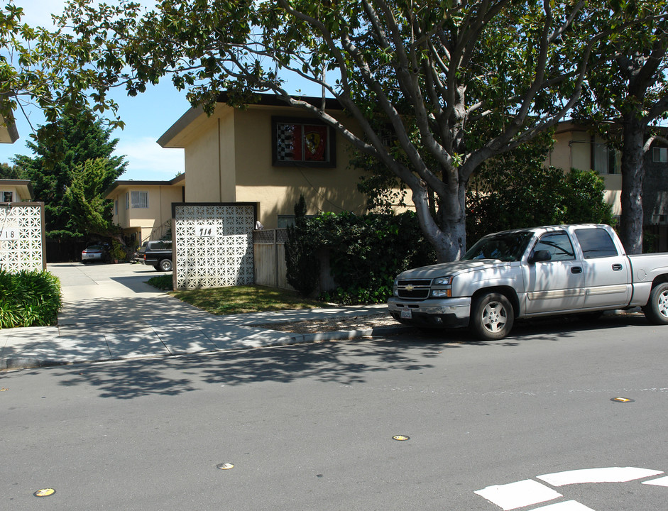 714 N Claremont St in San Mateo, CA - Foto de edificio