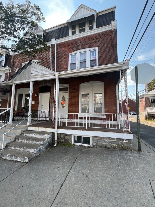 24 S 11th St-Unit -Unit 2 in Allentown, PA - Building Photo