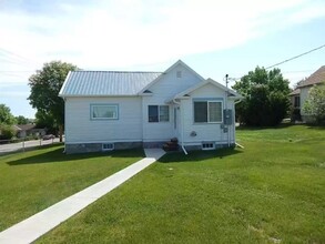 151 9th Ave N in Shelby, MT - Foto de edificio - Building Photo