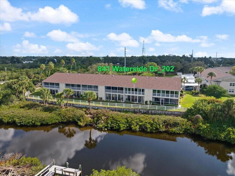 841 Waterside Dr in Venice, FL - Foto de edificio