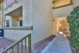 7300 W Pirates Cove Rd-Unit -1032 in Las Vegas, NV - Building Photo - Building Photo