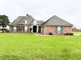 4017 Coco Miquel Rd in New Iberia, LA - Building Photo