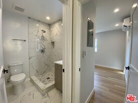 3207 W 3rd St in Los Angeles, CA - Building Photo