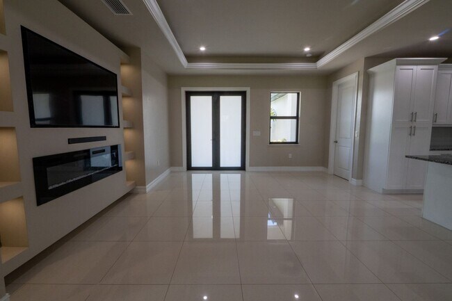 4427 43rd Ave NE in Naples, FL - Building Photo - Building Photo