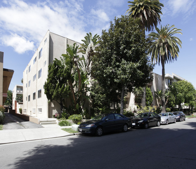 4425 Ventura Canyon Ave in Sherman Oaks, CA - Foto de edificio - Building Photo