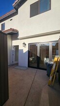 7912 Osage Ave, Unit 7914 upstairs in Los Angeles, CA - Foto de edificio - Building Photo