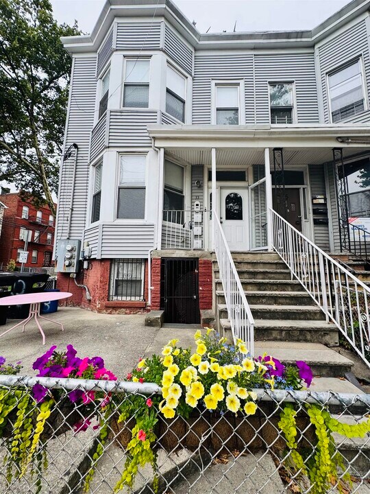 33 Arlington Ave in Jersey City, NJ - Building Photo