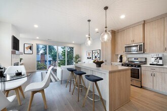 Luxurious University Park townhome near St... in Portland, OR - Building Photo - Building Photo