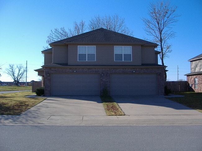 property at 898 Oakwood Ct