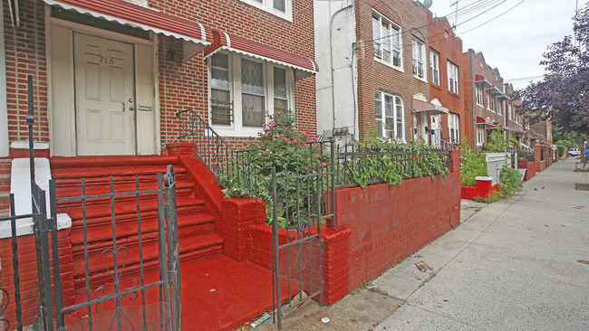 716 Logan St in Brooklyn, NY - Building Photo - Building Photo