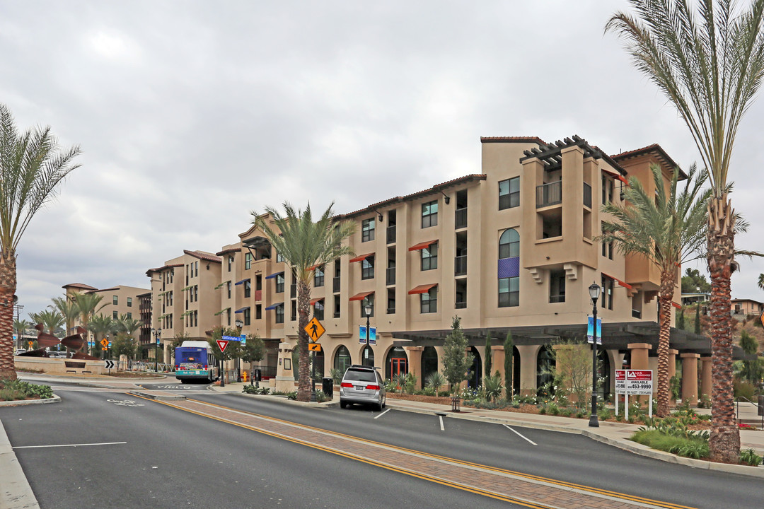 Paseo Pointe in Vista, CA - Foto de edificio