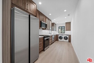 160 N Almont Dr in Beverly Hills, CA - Building Photo - Building Photo