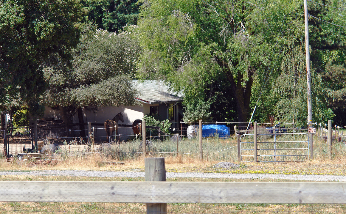 436 Ragle Rd in Sebastopol, CA - Foto de edificio