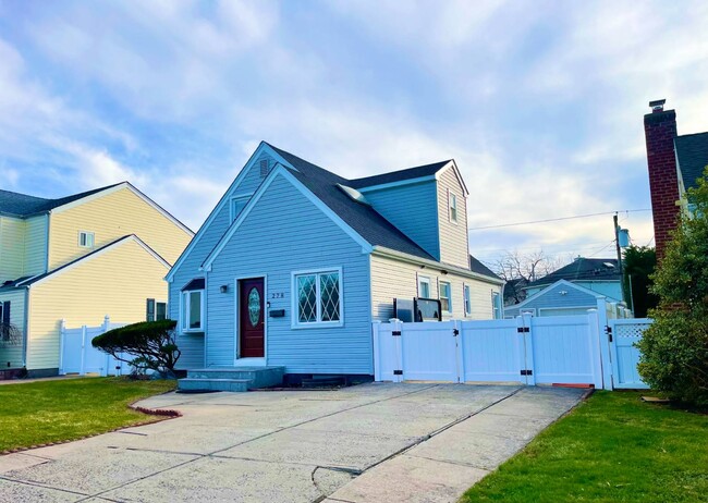 278 Devonshire Dr in New Hyde Park, NY - Building Photo - Building Photo