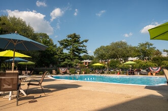 Ambassador Apartments in Philadelphia, PA - Foto de edificio - Building Photo